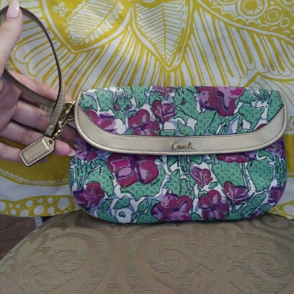 Handbags - Coach wristlet